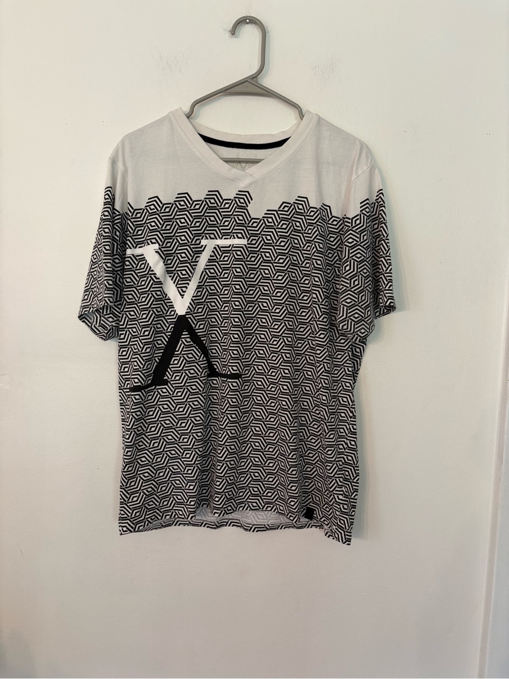 V-Neck Black & White Patterned Short Sleeve Shirt